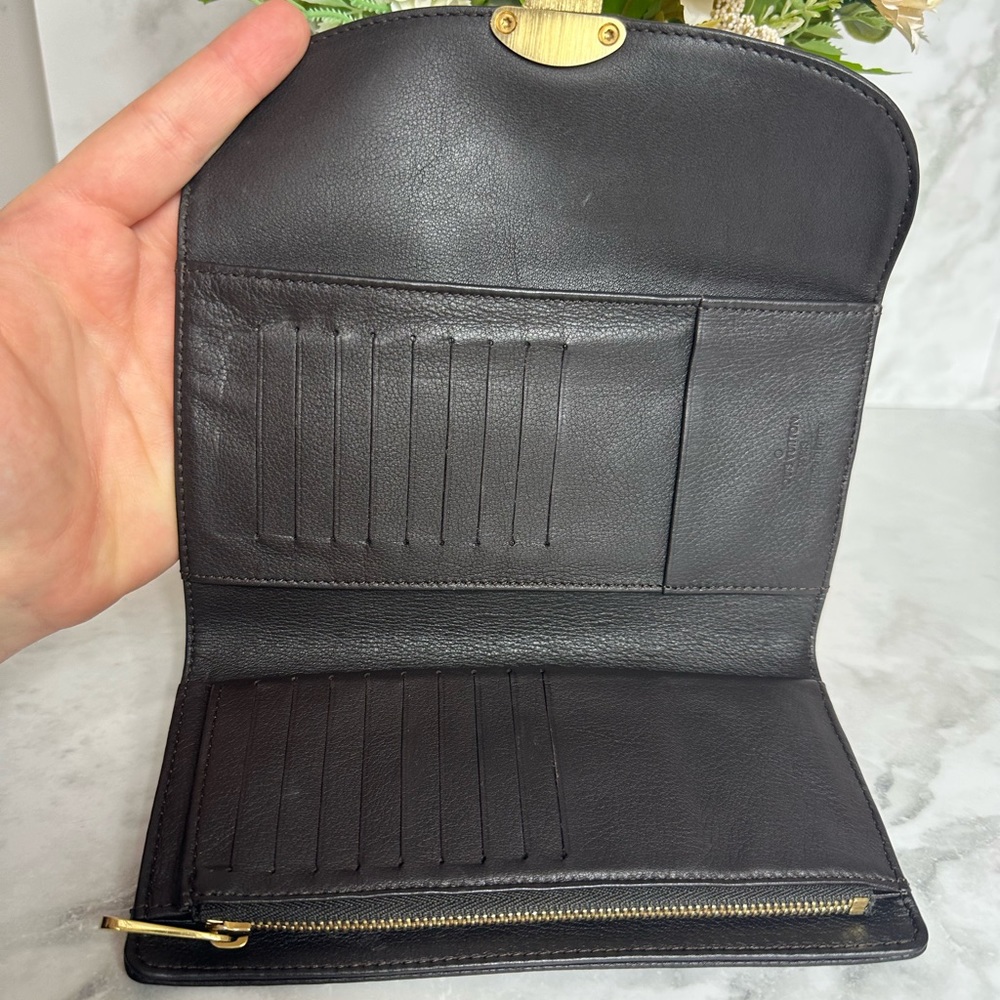 🔥 LOUIS VUITTON MAHINA LEATHER BLACK AMELIA WALLET🔥 - Picture 5 of 11